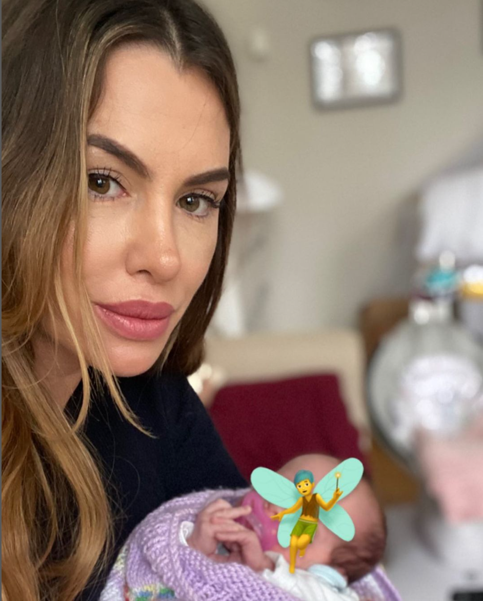 Anna-Maria Ferchichi hält ihr Baby im Arm