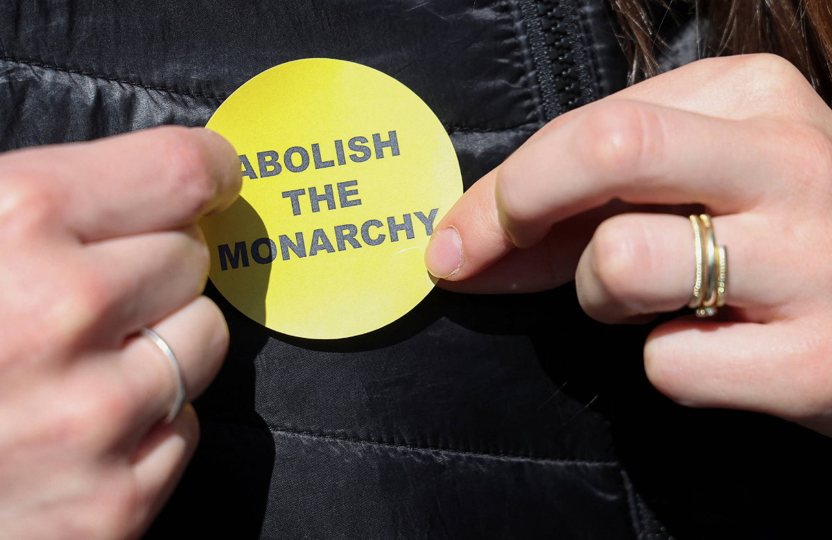 Protest-Button für die Krönung von König Charles