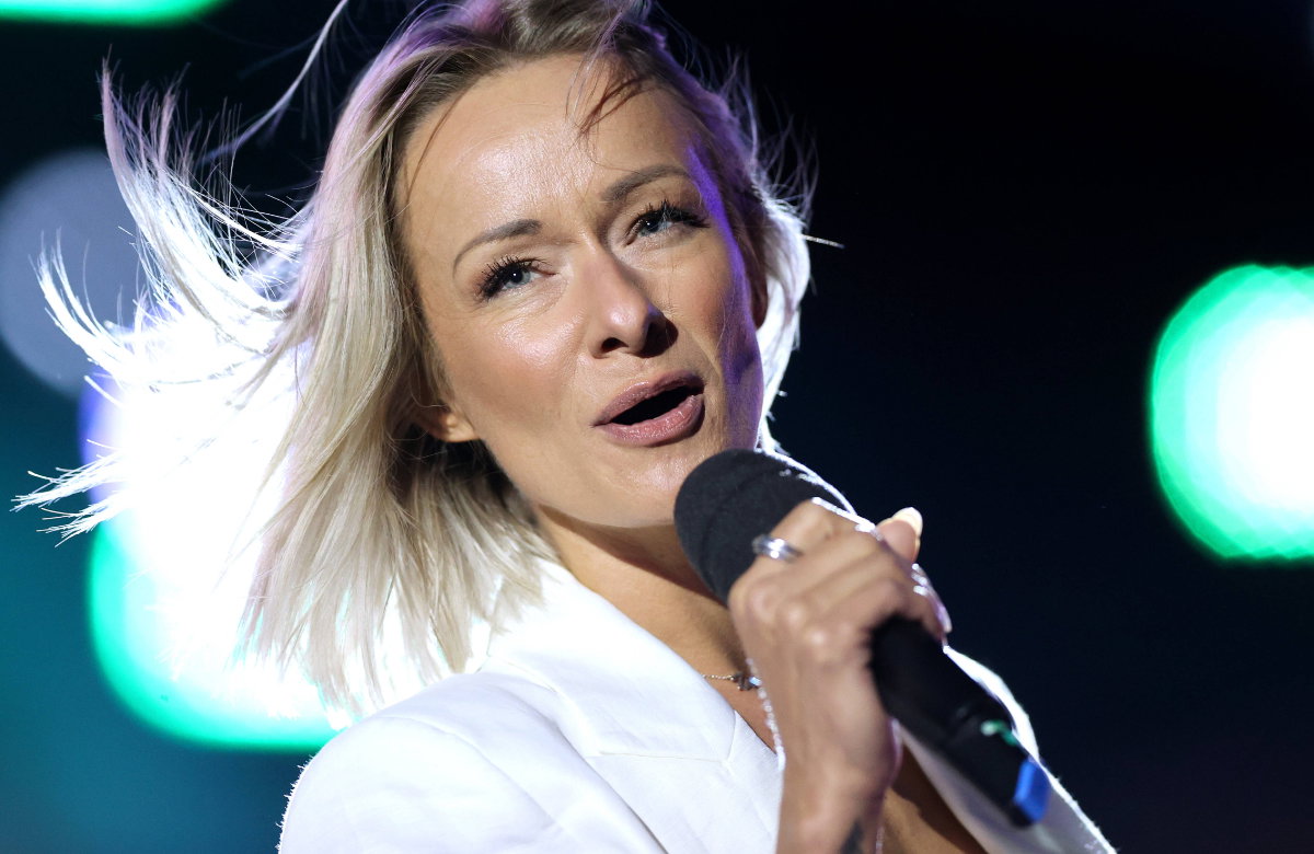 Christin Stark singt in Mikrofon