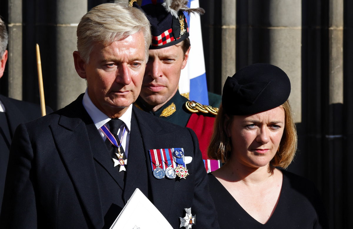 König Charles III. Privatsekretär Clive Alderton und Königin Camillas Privatsekretärin Sophie Densham.