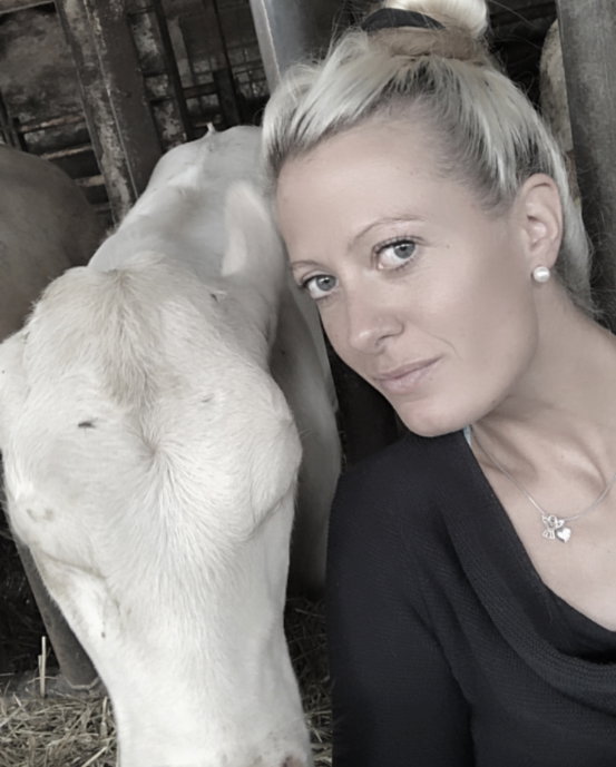 Denise Munding macht Selfie mit Bulle