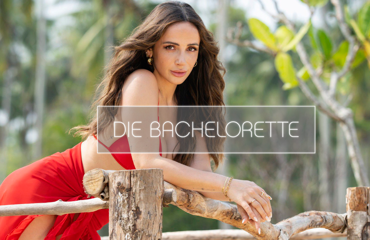 "Die Bachelorette" 2023 Jennifer Saro im roten Kleid & Logo
