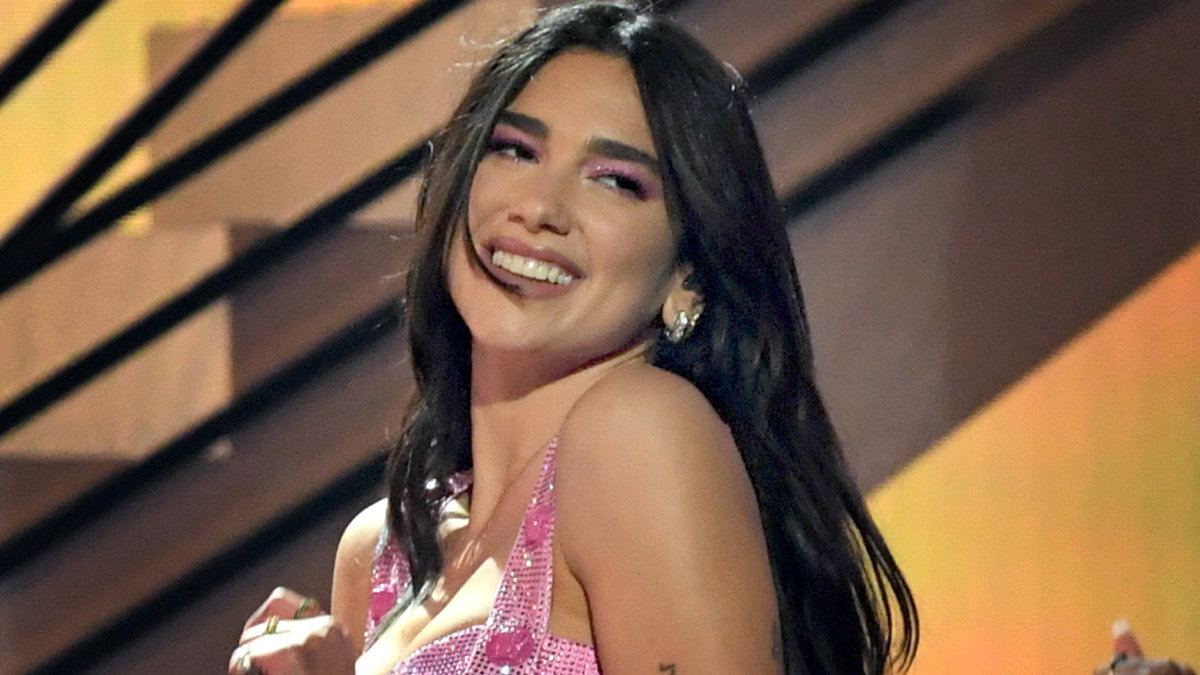 Dua Lipa grinst