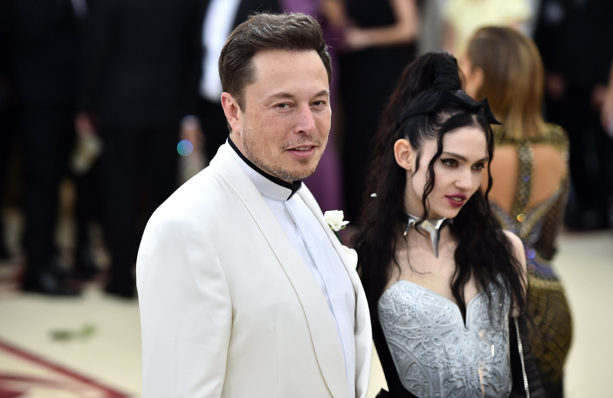 Elon Musk und Grimes posieren zusammen