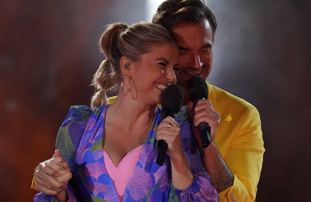 Florian Silbereisen steht hinter Beatrice Egli und umarmt sie von hinten