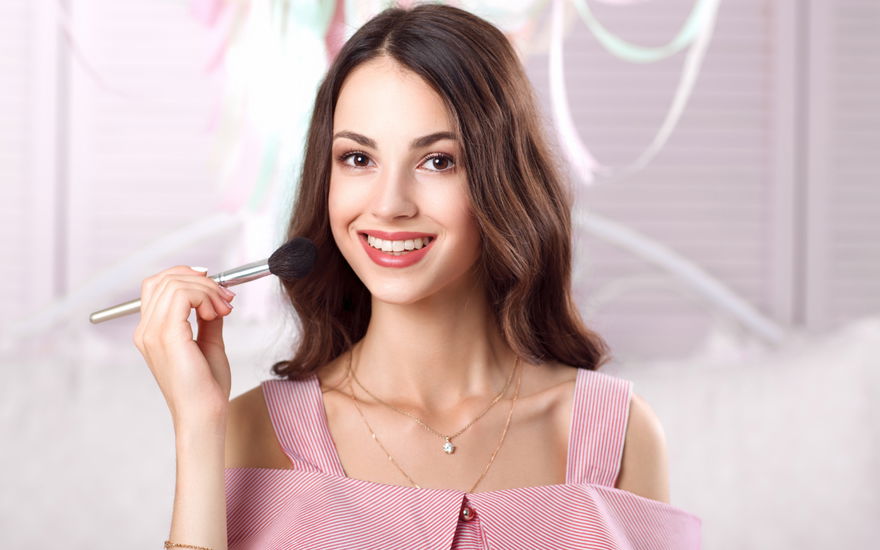 Barbie Glow Blush: In 2 Minuten zum Make-up-Trend des Sommers