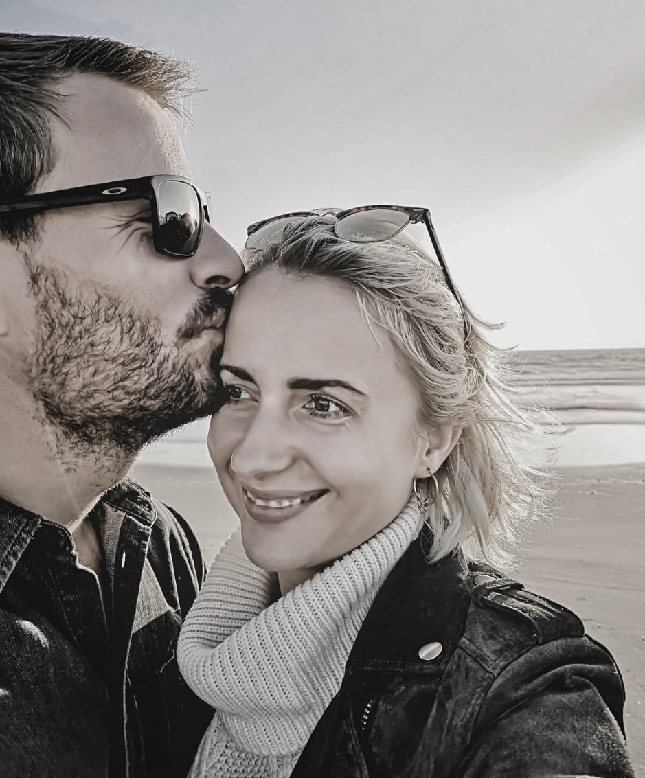 Gerald Heiser küsst Anna Heiser am Strand