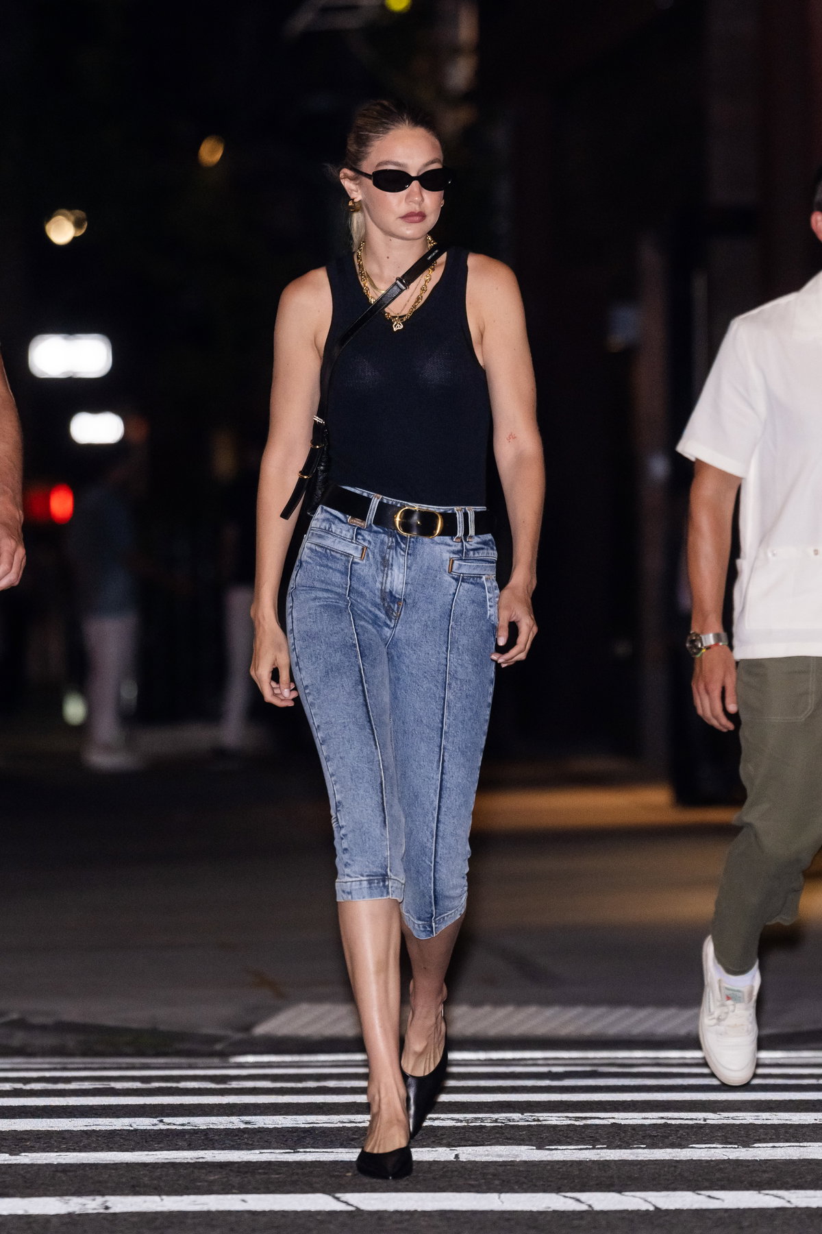 Gigi Hadid mit Sonnenbrille auf