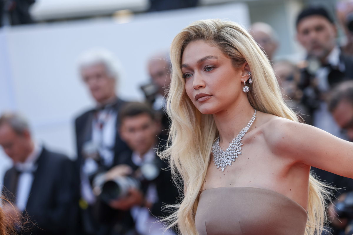 Gigi Hadid guckt ernst auf dem red carpet in Cannes