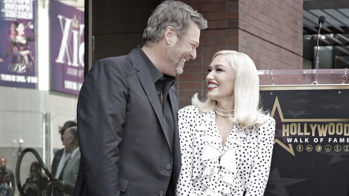 Blake Shelton und Gwen Stefani lachen zusammen