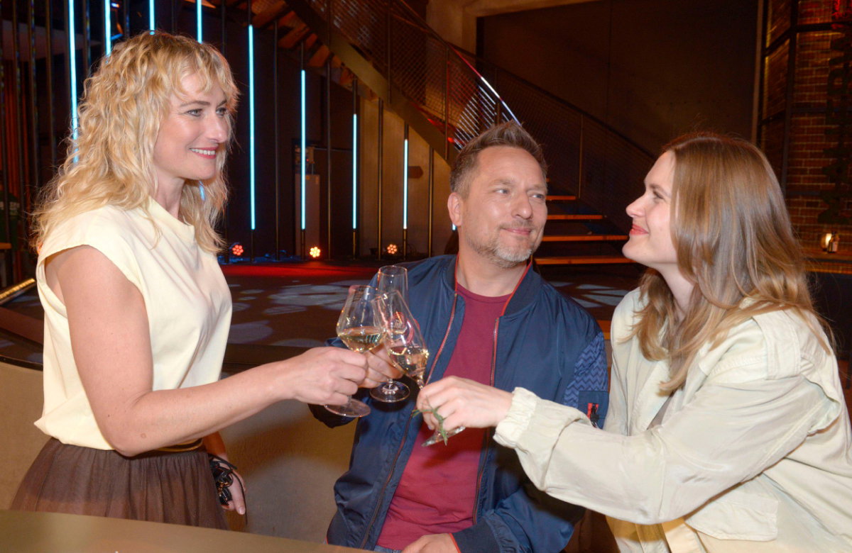 Maren stößt bei GZSZ mit Michi und Nicole auf die Verlobung an