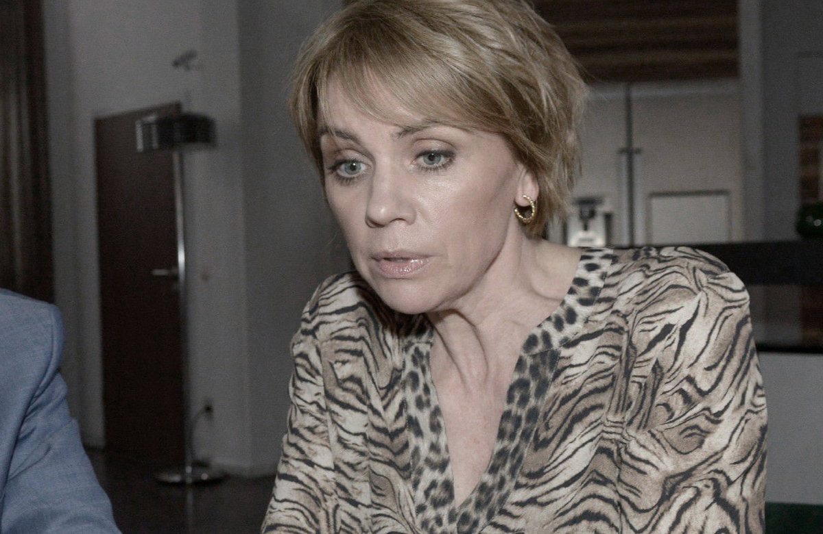 Yvonne guckt bei GZSZ traurig und geschockt