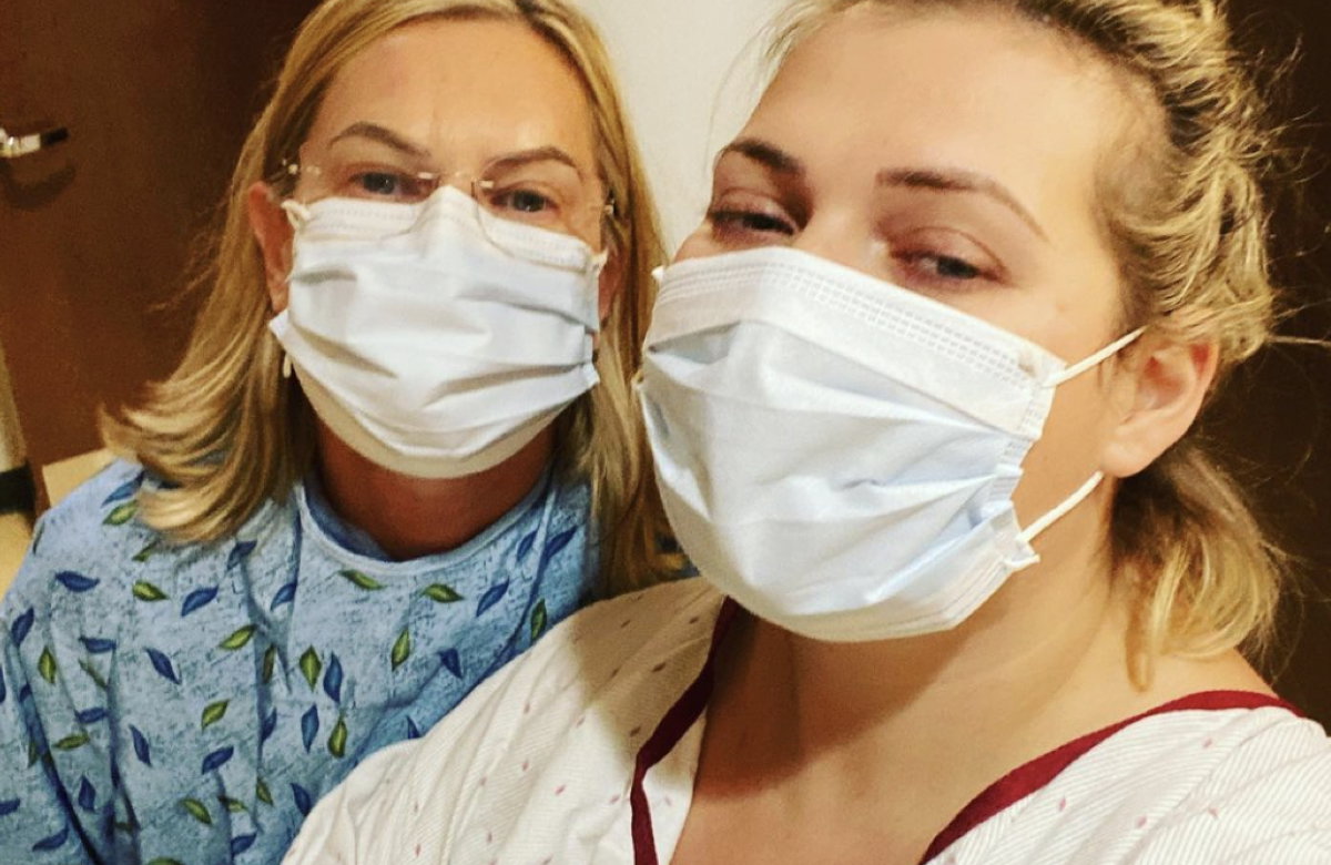 Haley Odlozil auf Selfie im Krankenhaus mit ihrer Mutter.
