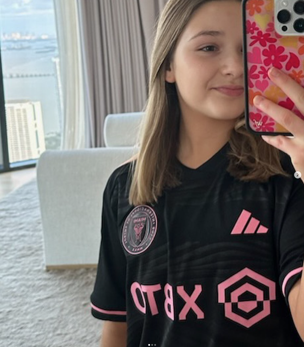 Harper Beckham macht ein Selfie im Spiegel