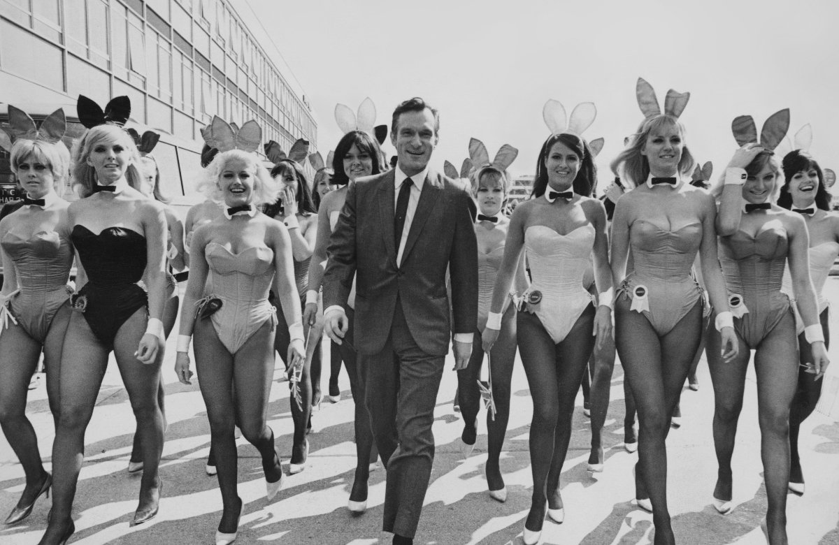Hugh Hefner mit Playboy-Bunnys 1960