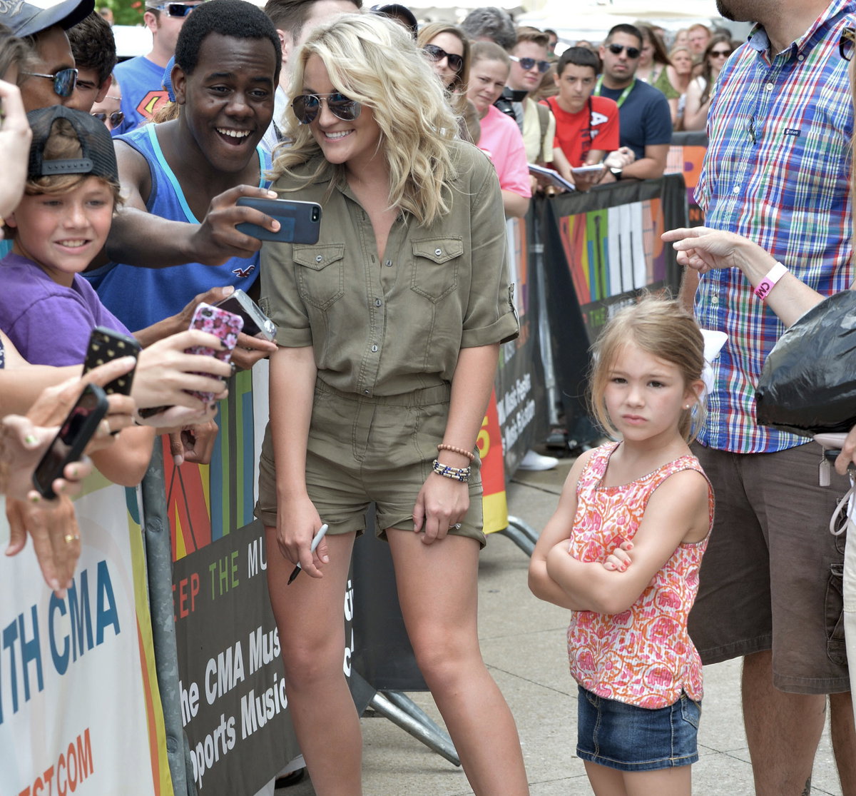 Jamie Lynn Spears posiert mit Fans, ihre Tochter Maddie steht daneben