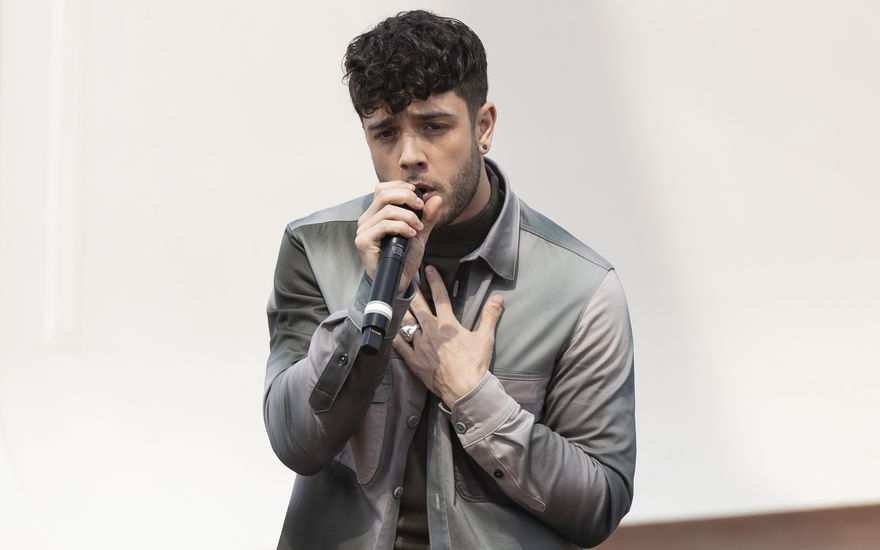 Luca Hänni singt auf der Bühne