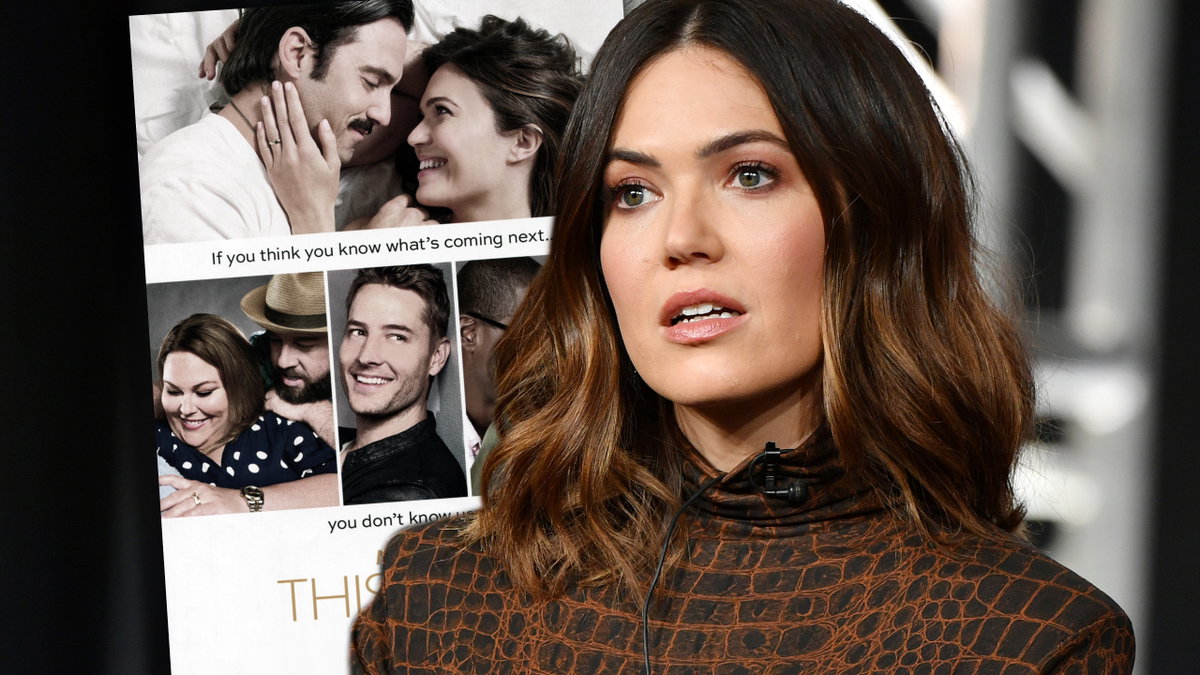Mandy Moore sieht ernst aus, im Hintergrund ein Poster von "This Is Us"
