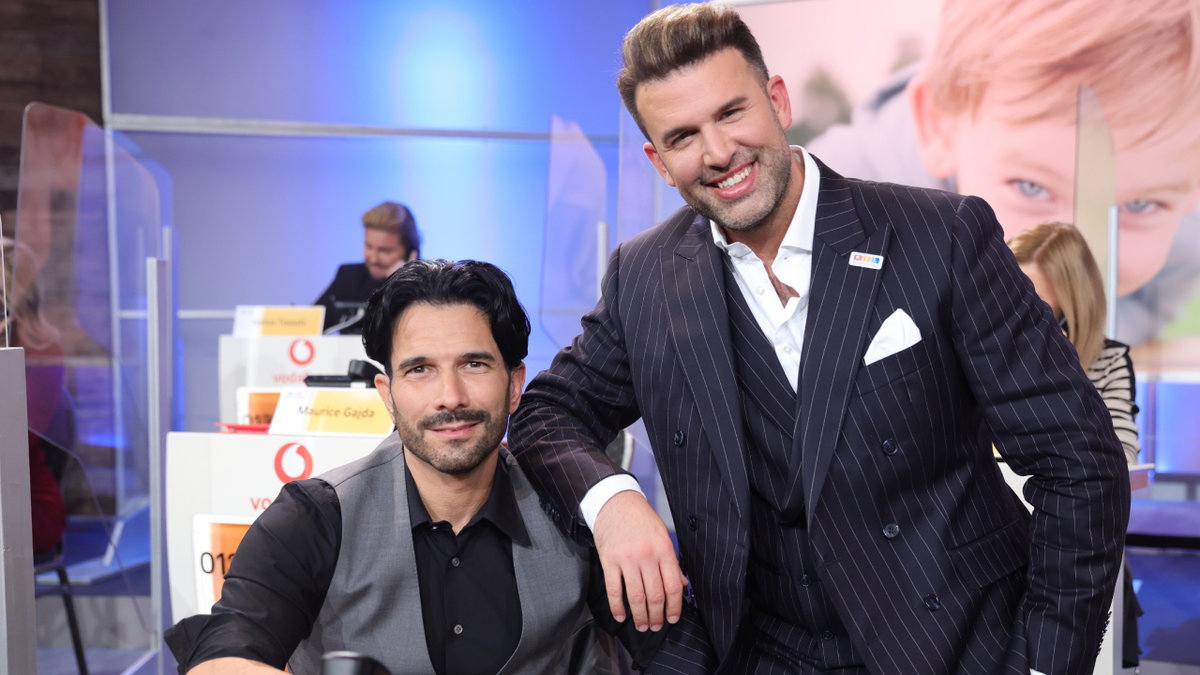 Jay Khan lehnt auf Marc Terenzis Schulter