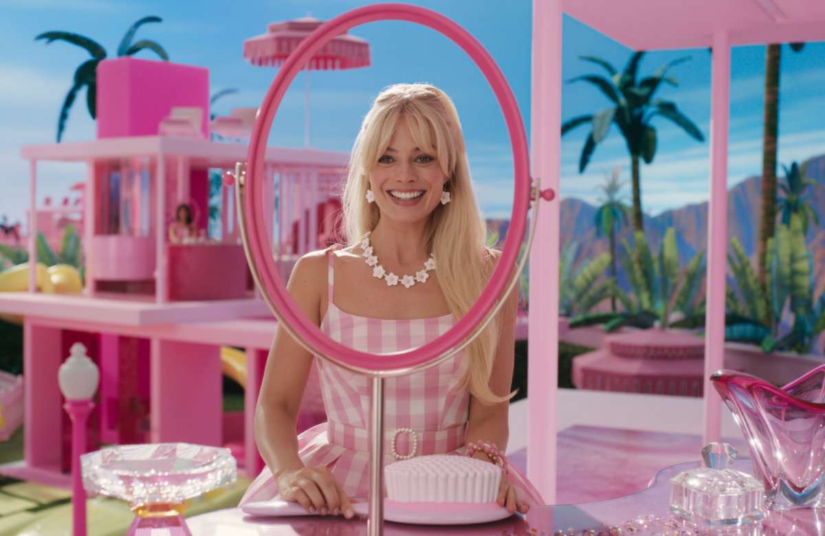 Filmszene Margot Robbie als Barbie lacht