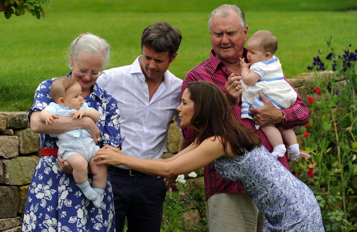 Königin Margrethe mit Prinz Frederik, Prinzessin Mary, Henri und den Zwillingen Vincent und Josephine.