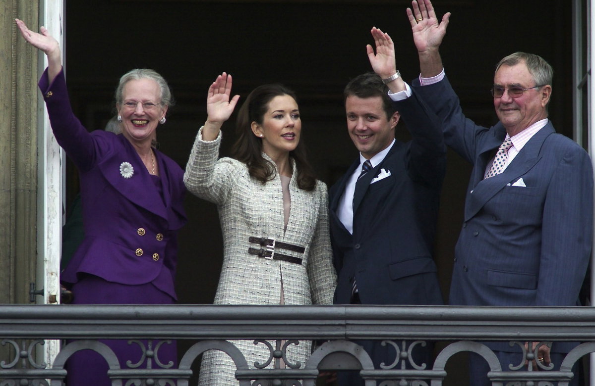 Königin Margrethe, Prinzessin Mary, Prinz Frederik und Henri feiern die Verlobung des Thronfolgers.