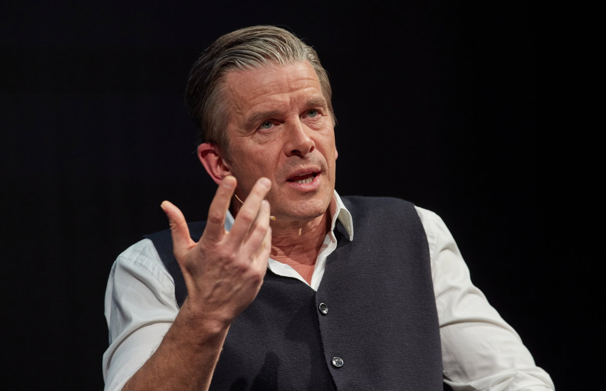 Markus Lanz unterhält sich angeregt