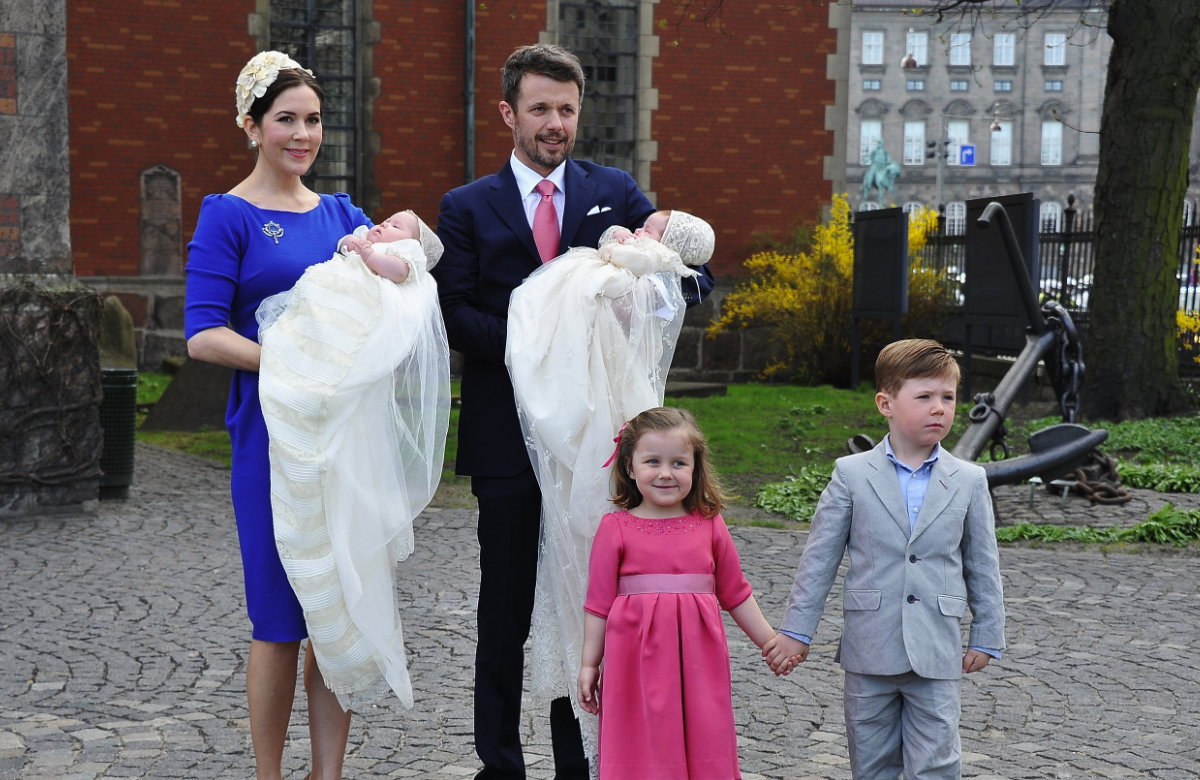 Prinzessin Mary, Prinz Frederik, Prinzessin Isabella und Prinz Christian bei der Taufe von den Zwillingen Vincent und Josephine.