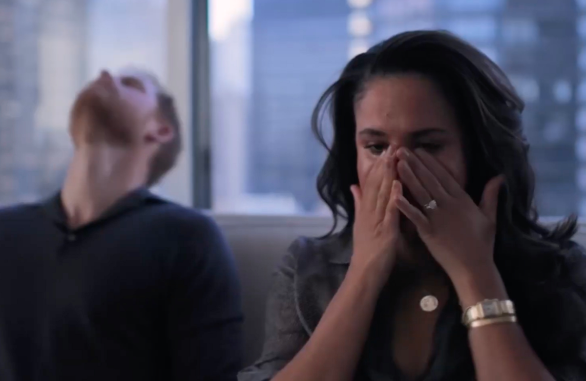 Szene aus Netflix-Doku "Harry & Meghan" - Herzogin Meghan weint, Prinz Harry entsetzt