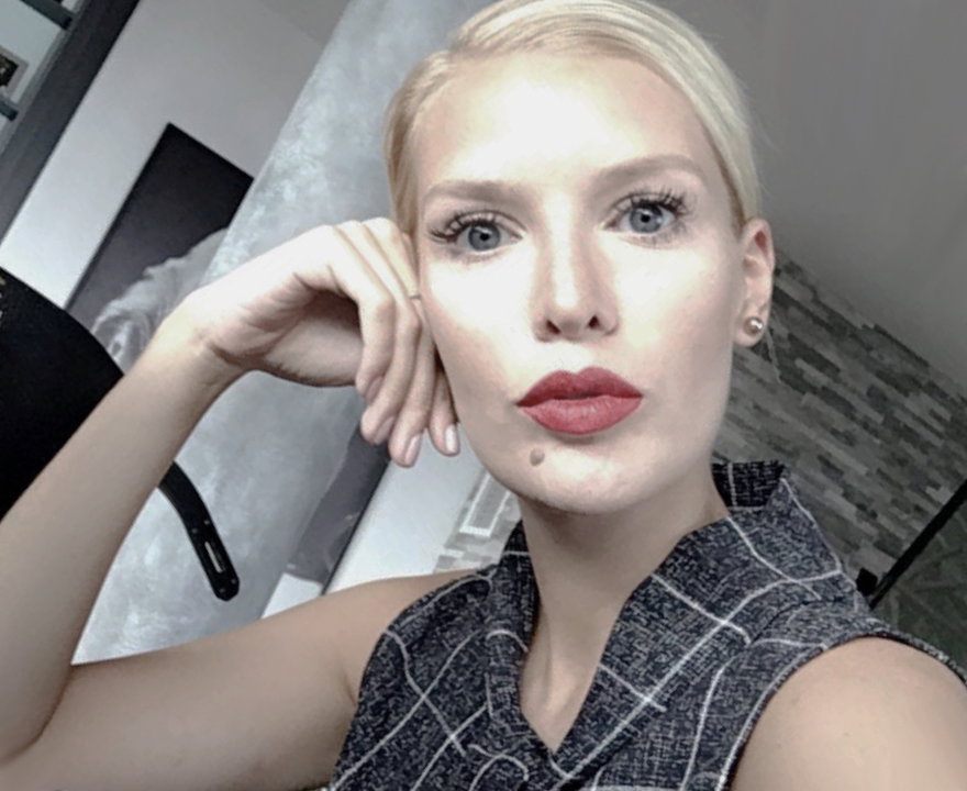 Oksana Kolenitchenko mit ernstem Gesichtsausdruck