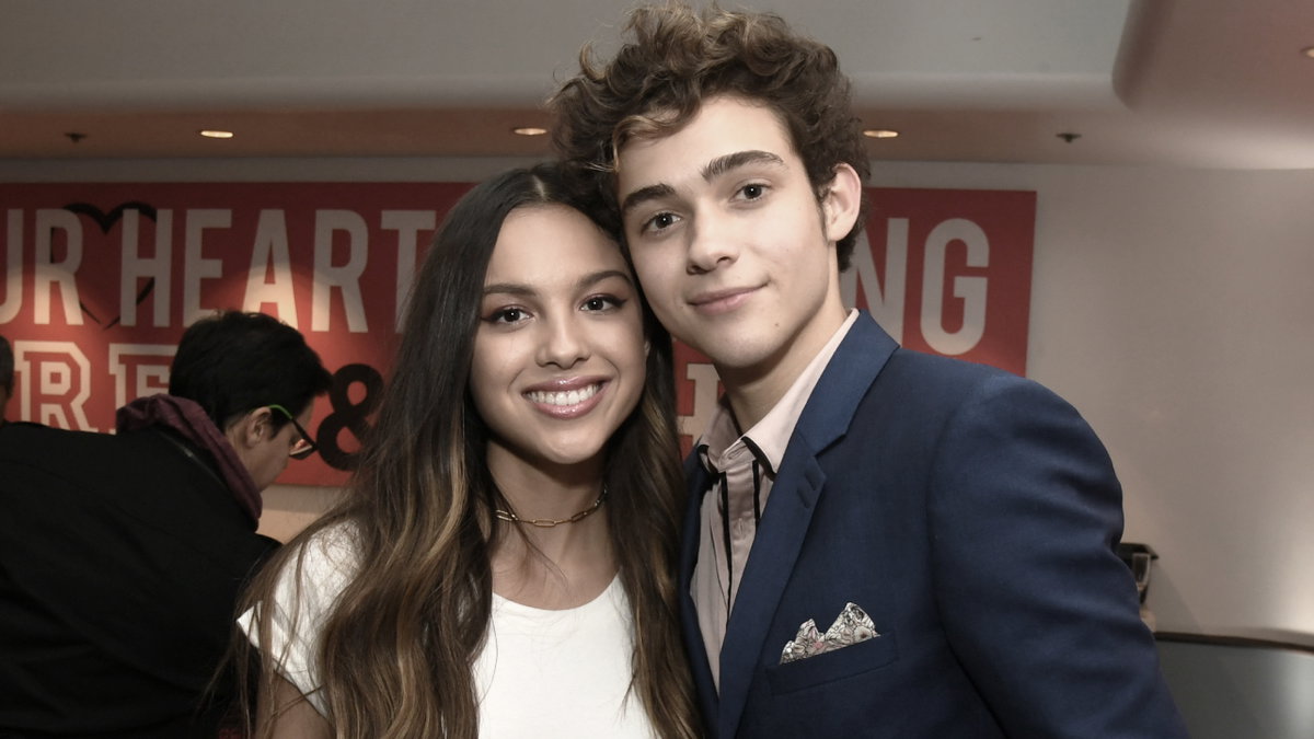Olivia Rodrigo und Joshua Bassett stehen Arm in Arm