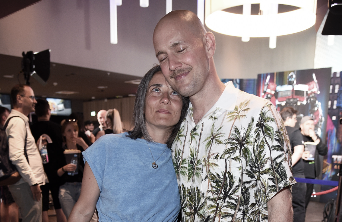 Pauline Petszokat und Oli P. kuscheln