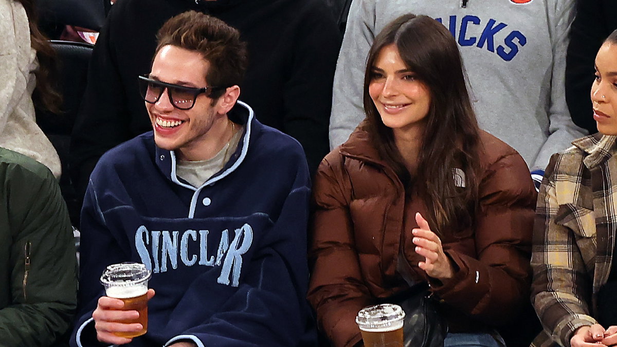 Emily Ratajkowski und Pete Davidson sehen sich ein Basketballspiel zusammen an