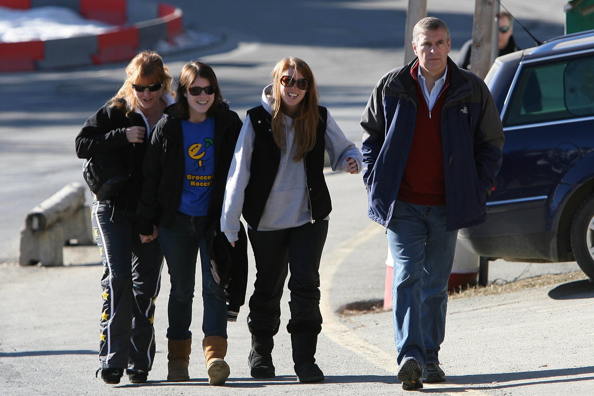 Sarah Ferguson, Prinzessin Eugenie, Prinzessin Beatrice und Prinz Andrew im Ski-Urlaub