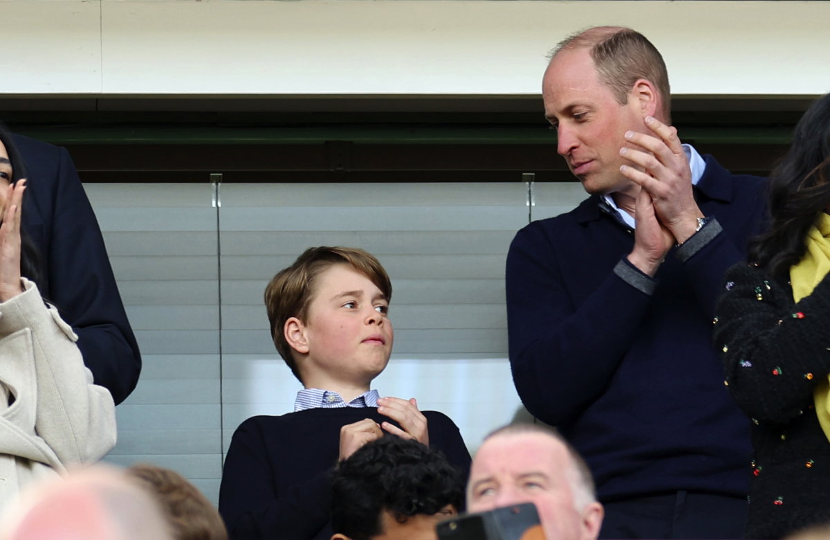 Prinz George und Prinz William bei einem Fußballspiel.