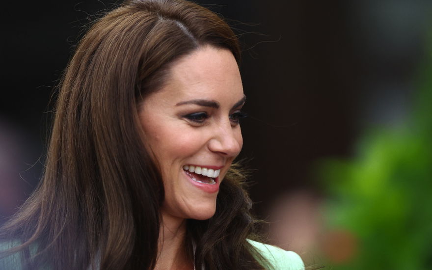 Prinzessin Kate lächelt.