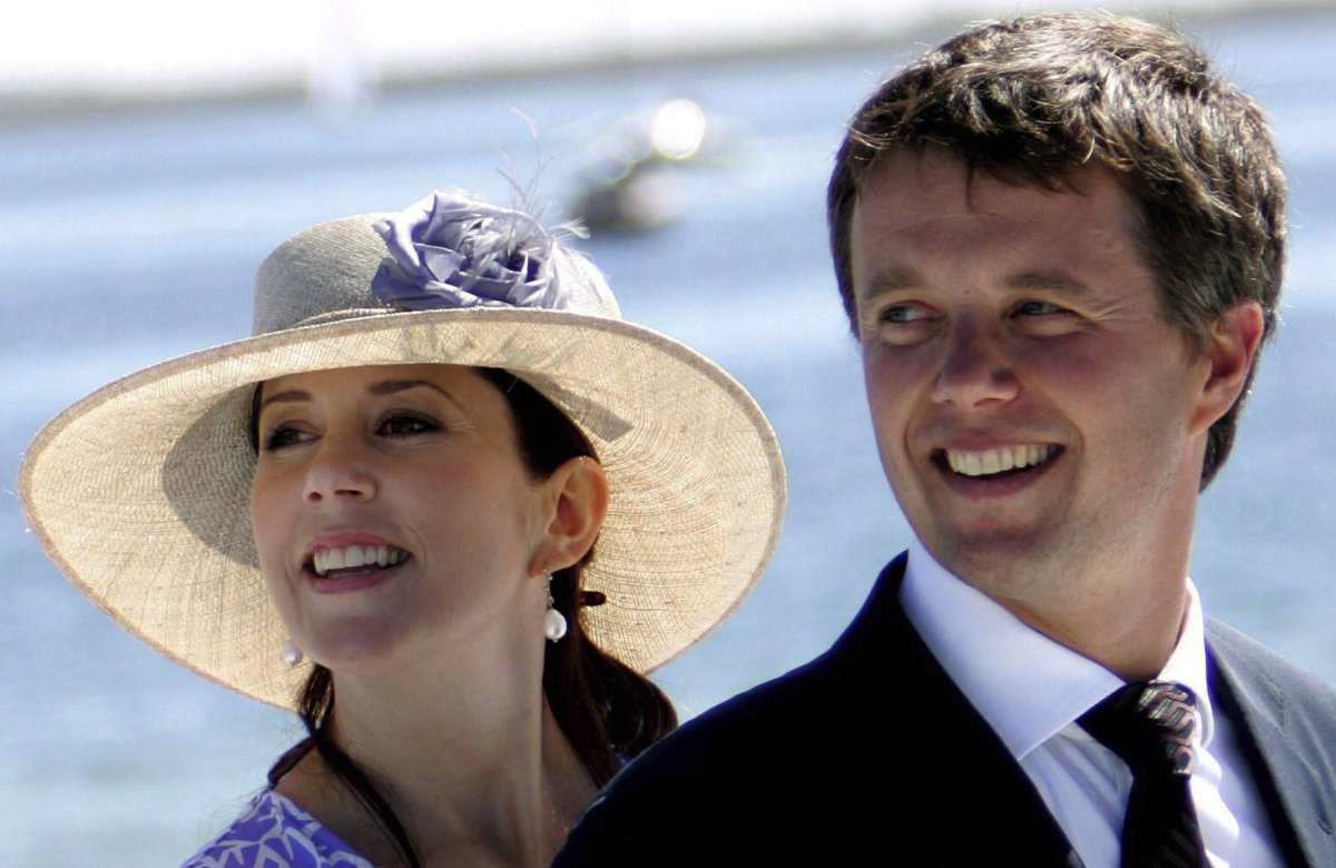 Prinzessin Mary und Prinz Frederik lächeln.
