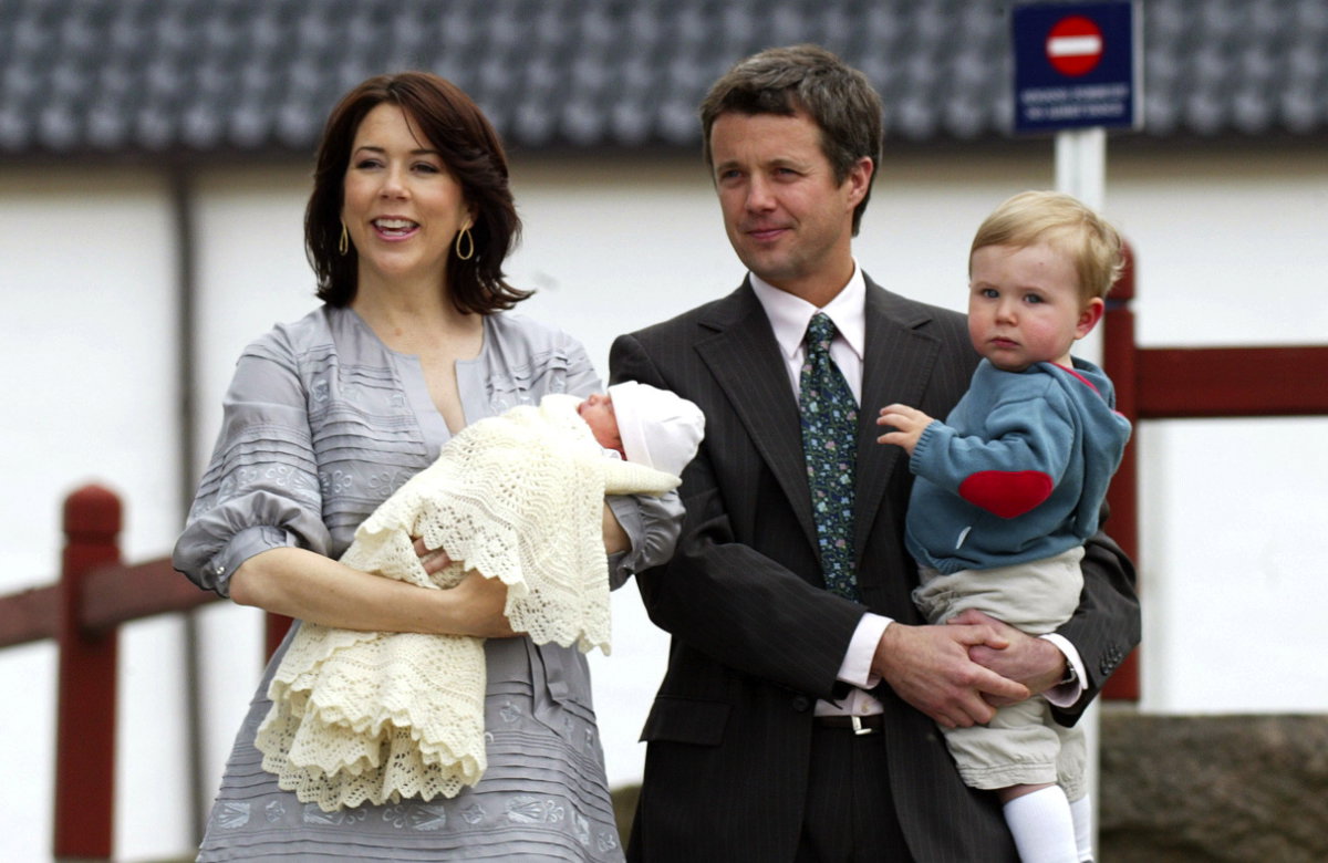 Prinzessin Mary mit Prinzessin Isabella und Prinz Frederik mit Prinz Christian.