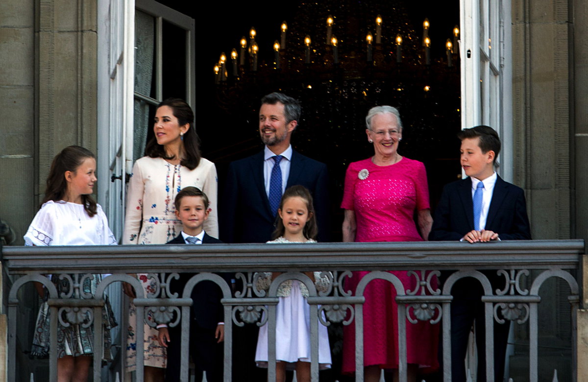 Königin Margrethe von Dänemark mit den Thronfolgern und ihren Enkeln.