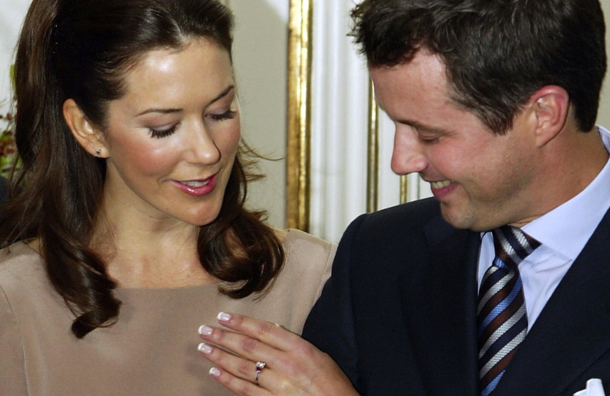 Prinzessin Mary und Prinz Frederik geben im Jahr 2003 ihre Verlobung bekannt.