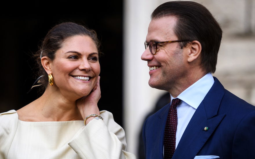 Prinzessin Victoria und Prinz Daniel lächeln.