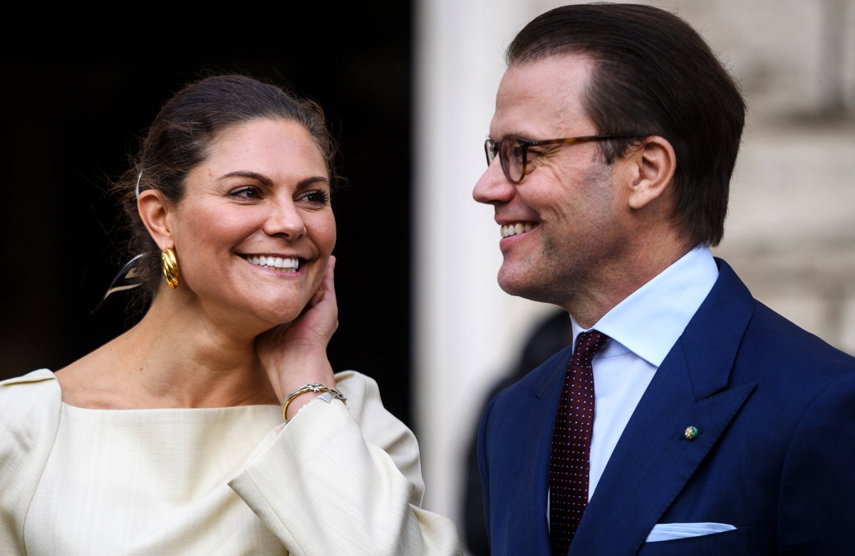 Prinzessin Victoria und Prinz Daniel lächeln.