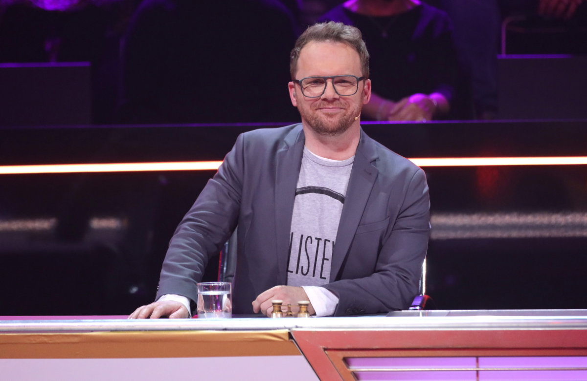 Ralf Schmitz mit Brille bei "The Masked Singer"