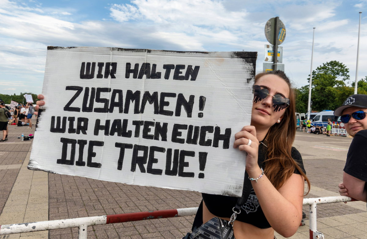 Rammstein-Fan mit Plakat