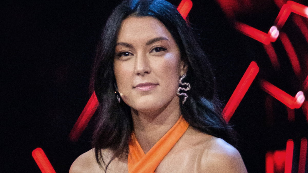 Rebecca Mir lächelt leicht