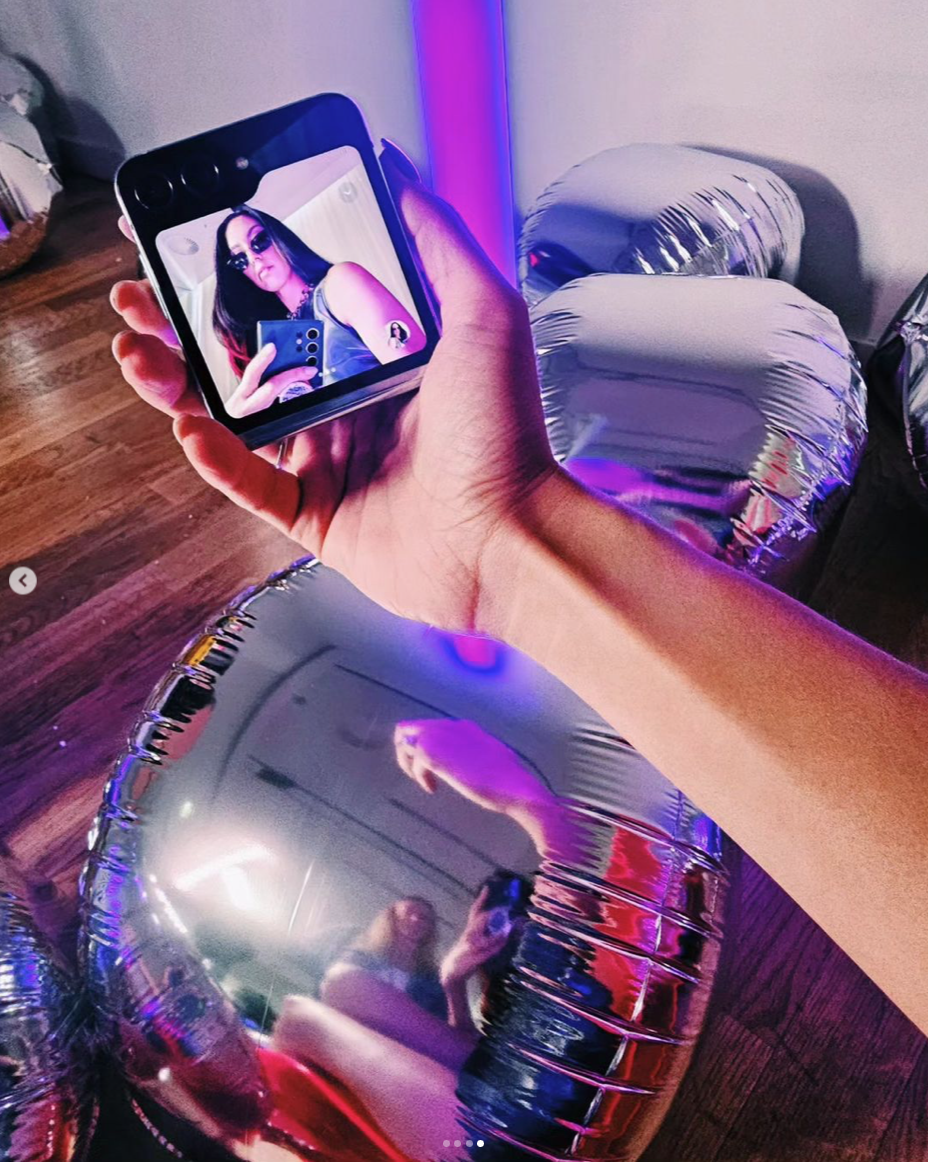 Rebecca Mir macht ein Selfie mit ihrer neuen Frisur