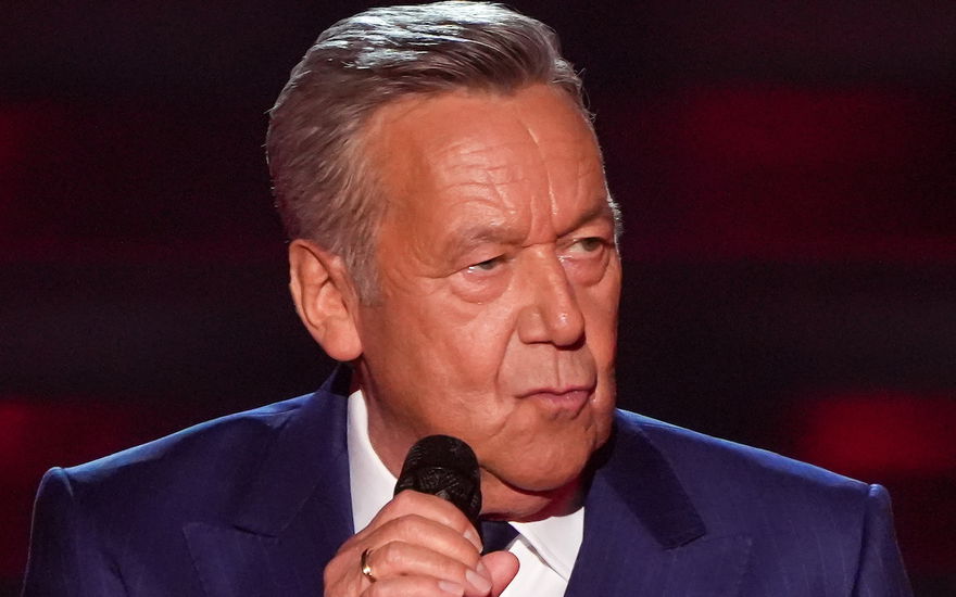 Roland Kaiser guckt zur Seite im blauen Anzug