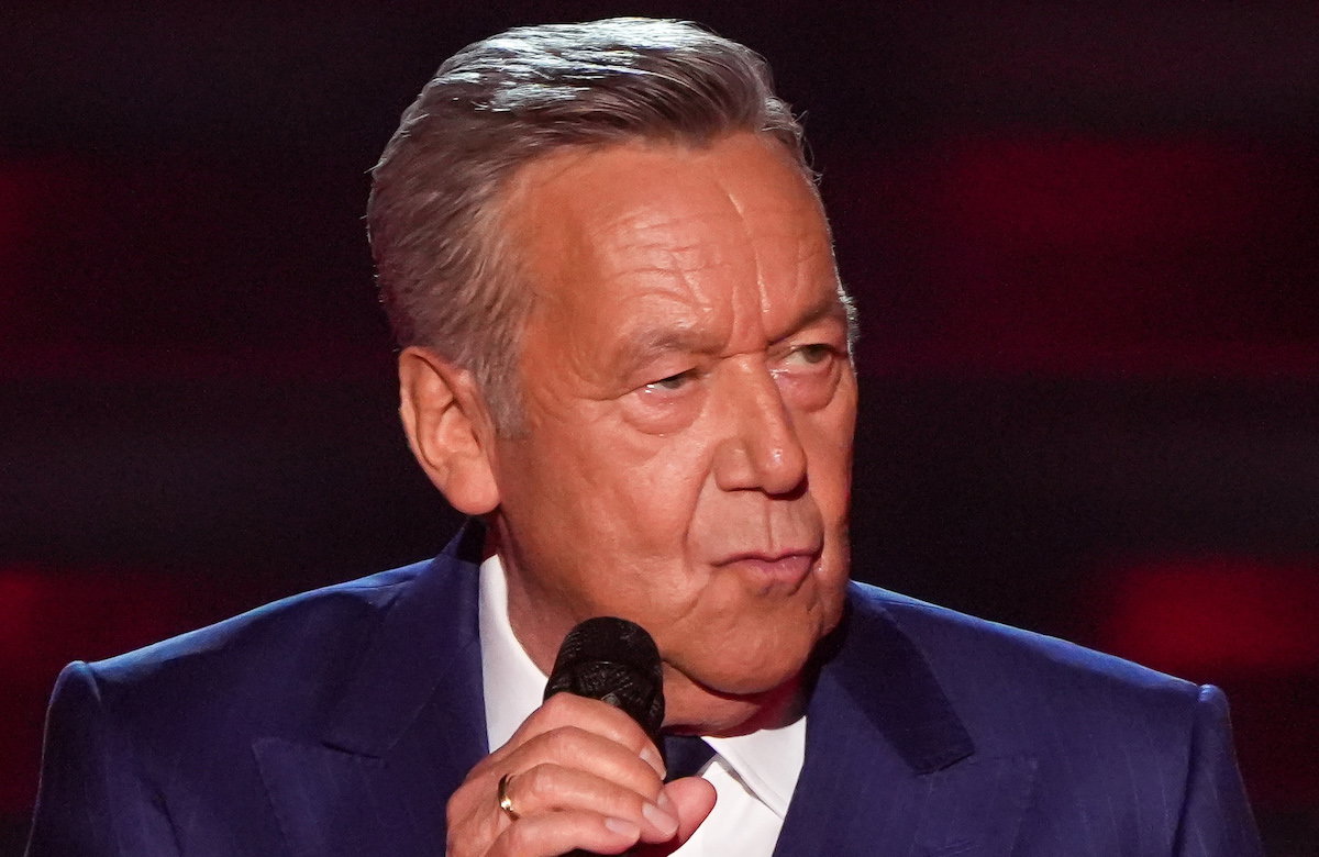 Roland Kaiser guckt zur Seite im blauen Anzug