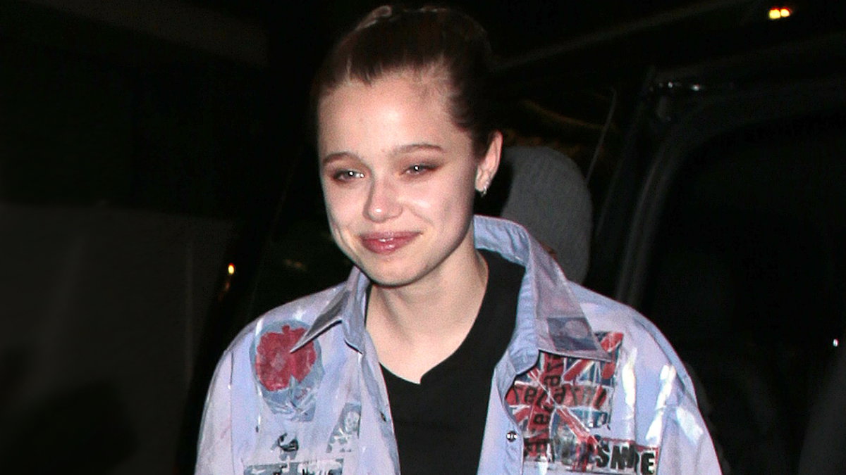 Shiloh Jolie-Pitt grinst