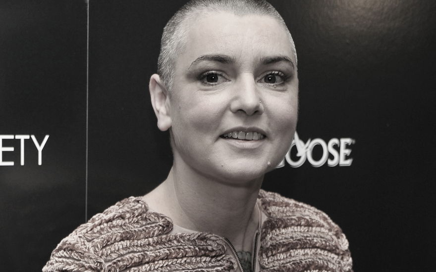 Sinéad O'Connor lächelt